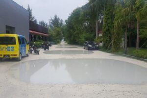 އައްޑޫ ސިޓީގެ މަގުތަކުގައި ބަހައްޓާފައި ހުންނަ އުޅަނދުތައް ނެގުމަށް އަންގައިފި