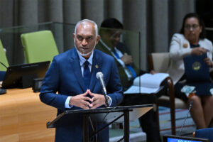 މޫސުމީ ބަދަލުތަކާއި ކަނޑުގެ ލޮނުގަނޑު އުފުލުމުގެ މައްސަލައަށް އަވަސް ފިޔަވަޅު އެޅުމަށް ގުޅިގެން މަސައްކަތްކުރަން ޖެހޭ: ރައީސް