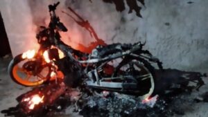 މ. ނާލާފުށީގައި ޕާކުކޮށްފައި ހުރި ސައިކަލެއްގައި ރޯކޮށްލި މައްސަލައެއް ފުލުހުން ބަލަނީ