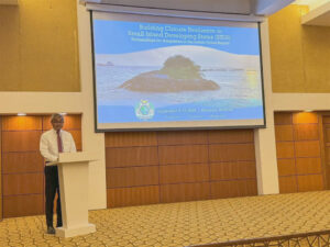 ރާއްޖެ ފަދަ ނާޒުކު ޤައުމުތަކުގެ ކުރިމަގު ބިނާވެފައި އޮތީ މޫސުމީ ކަންކަމުގަ އެހެން ޤައުމުތަކުން އަޅާ ފިޔަވަޅުތަކުގެ މައްޗަށް: ޠާރިޤު