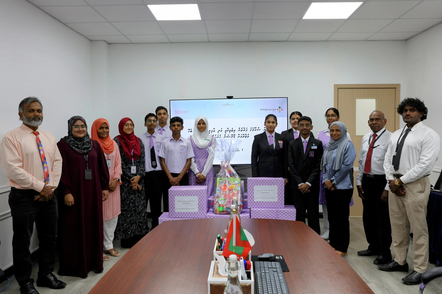 ހިރިޔާ ސްކޫލުގެ ދަރިވަރުން އިސްނަގައިގެން ދައުލަތުގެ ބެލުމުގެ ދަށުގައި ތިބި ކުދިންނަށް ގިނަ އަދަދެއްގެ ތަކެތި ހަދިޔާކޮށްފި