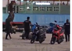 ވީޑިއޯ އިން ފެންނަނީ ގަވާއިދުން ނައްތާލުމަށް ހަމަޖެހިފައިވާ ވެހިކަލްތަކެއް: ފުލުހުން