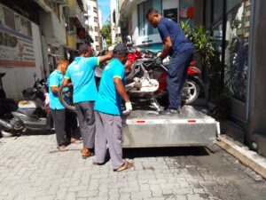 މާލޭގެ މަގުތަކުގައި ހުރި ބާ ވެހިކަލްތައް ނަގަން ފަށައިފި