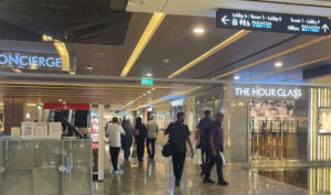 ސިންގަޕޯރގެ މޯލްއެއްގެ ތެރޭގައި ރައީސްގެ ފޮޓޯ ނެގި މީހާގެ ފޯން ހިފަހައްޓާ މައްސަލަ ތަހުގީގު ކުރަނީ