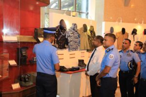 ފުލުހުންގެ ޚިދުމަތުގެ ދުވަހާ ގުޅިގެން ފުލުހުންގެ އާސާރު އާންމުންނަށް ދައްކާލަނީ