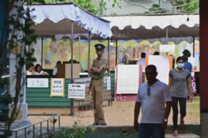 ރިޔާސީ އިންތިޚާބުގެ ވޯޓު ގުނަމުންދާއިރު، މުޅި ސްރީ ލަންކާގައި މިރޭ ކާފިއު އިއުލާން ކޮށްފި