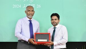 ބައްޕާފުޅުގެ ފަނޑިޔާރު ހެދުންކޮޅު ރައީސަށް ހަދިޔާ ކޮށްފި