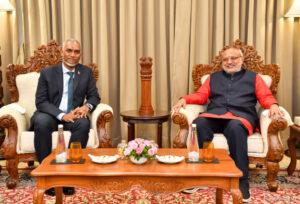 އިންޑިއާގެ މަހަރާޝްތްރާގެ ގަވަރުނަރު ރައީސްގެ އަރިހަށް އިޙުތިރާމުގެ ޒިޔާރަތެއް ކުރައްވައިފި