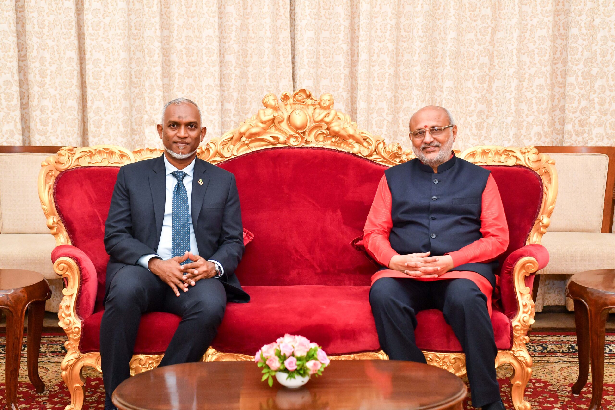 ރައީސްގެ ދެކަނބަލުން، އިންޑިއާގެ މަހަރާޝްތްރާގެ ގަވަރުނަރު ދެއްވި ރަސްމީ ފަރިއްކޮޅުގައި ބައިވެރިވެވަޑައިގެންފި