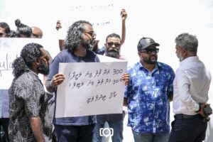 ރާއްޖޭގައި ވޭޕް މަނާކުރަން އުޅޭތީ މަޖިލިސް ދޮށުގައި މުޒާހަރާކޮށްފި