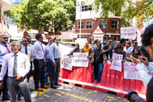 ފްލެޓާއި ގޯތި ދިނުން ލަސްވާތީ އެމްޑީޕީން މަޖިލިސް ދޮށުގައި މުޒާހިރާ ކޮށްފި