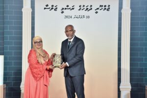 ދައުލަތަށް ދިގު މުއްދަތަކަށް ޚިދުމަތް ކުރެއްވި 53 ބޭފުޅަކަށް ރައީސުލްޖުމްހޫރިއްޔާ، ޝަރަފުގެ ބެޖާއި، އައްޑަނަ ދެއްވައިފި