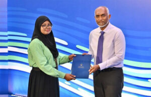 ކިޔަވައިދިނުމުގެ ޝައުގުވެރިކަމުގައި އޭ ލެވެލަށް ކިޔަވަން ފަށާ 135 ދަރިވަރުންނަށް ސްކޮލަރޝިޕްގެ ލިޔުން ހަވާލުކޮށްފި