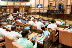 ދައުލަތުގެ މުވައްޒަފުންނަށް 75 އަހަރާ ހަމައަށް މަސައްކަތް ކުރުމުގެ ފުރުސަތު ލިބިދޭ ބިލް ފާސްކޮށްފި