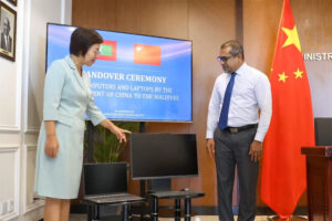 ޗައިނާއިން ރާއްޖެއަށް ގިނަ އަދަދެއްގެ ކޮމްޕިއުޓަރާ ލެޕްޓޮޕް ހަދިޔާކޮށްފި