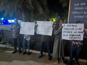 ފްރާންސްގެ އާއިލާ ރާއްޖެއިން ފޮނުވާ ނުލުމަށް ގޮވާލާ މުޒާހިރާ ކޮށްފި