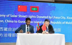 ޗައިނާ ސަރުކާރުން ކ.ގުރައިދޫ ކައުންސިލަށް 100 ސޯލާ މަގުބައްތި ހަދިޔާކޮށްފި