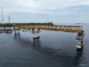 ގުޅީފަޅާއި ތިލަފުށްޓާ ދެމެދު ބުރިޖުގެ ތަނބުތައް ޖަހަމުންދާތީ އެސަރަހައްދުން ދަތުރުކުރުން މަނާކޮށްފި