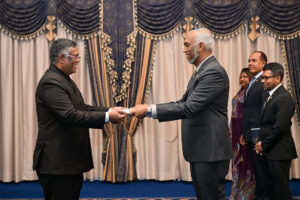 އިންޑިއާގެ އައު ސަފީރު، ސަފީރުކަމުގެ ފަތްކޮޅު ރައީސުލްޖުމްހޫރިއްޔާއަށް އަރުވައިފި