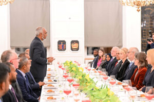 އެސްޓޯނިއާގެ ރައީސް ދެއްވި ރޭގަނޑުގެ ރަސްމީ ފަރިއްކޮޅުގައި ރައީސް ބައިވެރިވެވަޑައިގެންފި