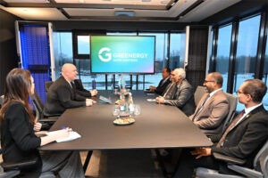 ރައީސުލްޖުމްހޫރިއްޔާ ޓަލިންގައި ހުންނަ ގްރީނަރޖީ ޑޭޓާ ސެންޓާރސްއަށް ޒިޔާރަތްކުރައްވައިފި