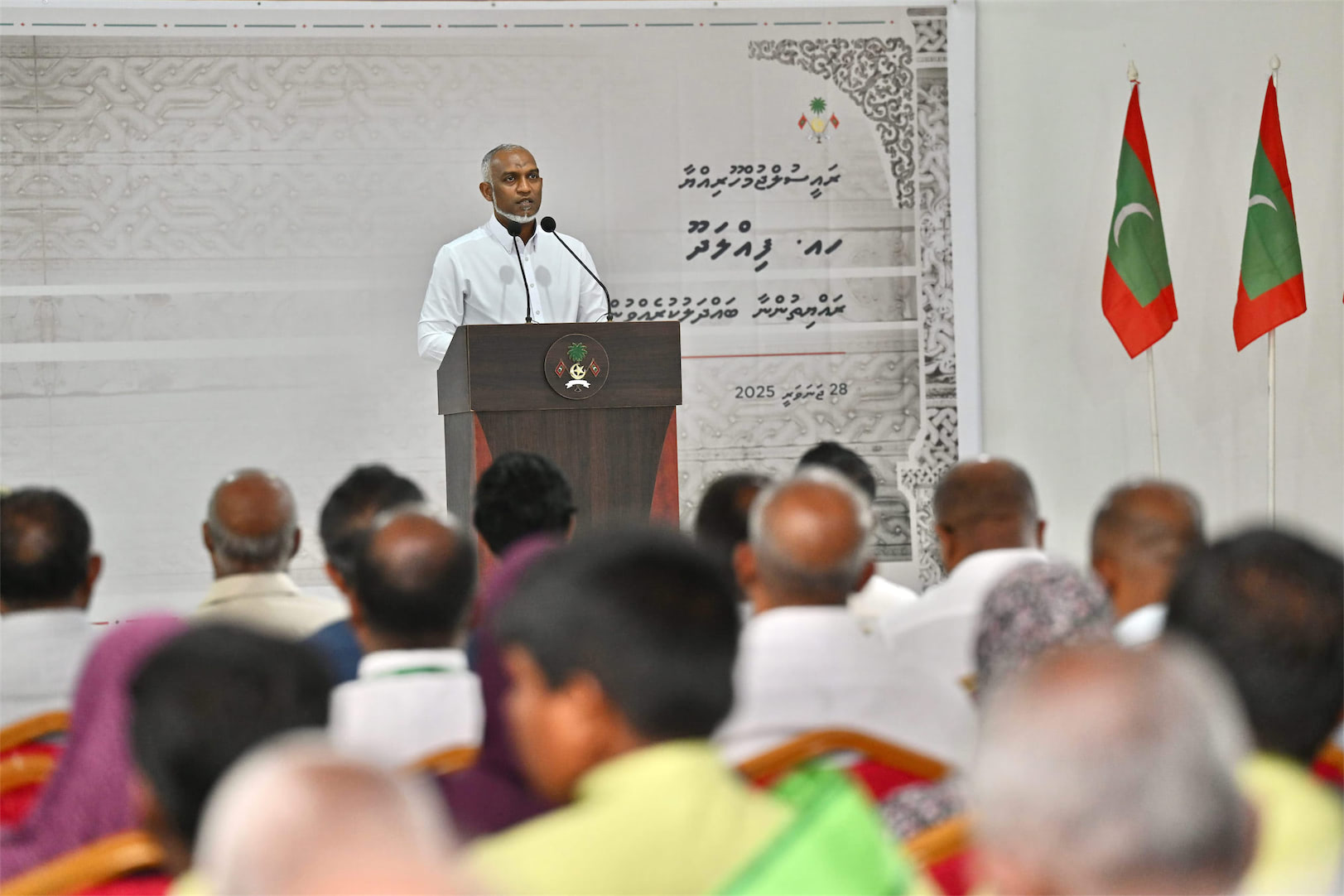 ފިއްލަދޫގެ ތަރައްޤީއަށް އެންމެ އިސްކަމެއް ދޭނީ އެރަށުގެ މަގުތައް ޒަމާނީ ފެންވަރަށް ތަރައްޤީކުރުމަށް: ރައީސް