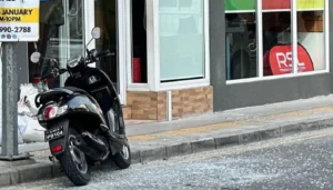 އިމާރާތެއްގެ ހަވަނަ ބުރީގެ ބެލްކަނިން ބިއްލޫރިގަނޑެއް ވެއްޓި ފުލުހެއްގެ ބޮލަށް އަނިޔާވެއްޖެ