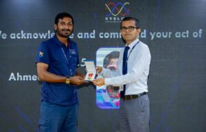 ޓްރާންސްފޯމަރ ވައްކަން ކުރަން އުޅުނު މީހާ ހުއްޓުވި މުވައްޒަފަށް މެޑަލް އޮފް ބްރޭވަރީ އަރުވައިފި