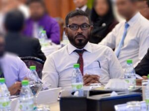 ސިޔާސީ މަގާމެއްގައި ހުރެ ދައުލަތާ ދެކޮޅަށް ވަކާލާތު ނުކުރެވޭނެ ކަމަށް ހައި ކޯޓުން ނިންމި މައްސަލަ އަނބުރާ ގެންގޮސްފި