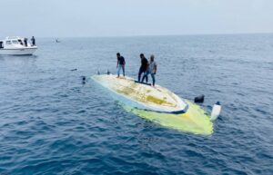 15 މީހުންނާއެކު ދަތުރުކުރަމުންދިޔަ ލޯންޗެއް ބަންޑުން ޖަހާލައިފި