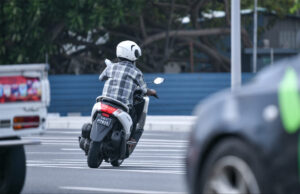 ހެލްމެޓު އެޅުން މަޖުބޫރު ނޫން ސަރަހައްދުތަކުގައި ވެސް ހެލްމެޓު އަޅައިގެން އުޅޭ މީހުން ހުއްޓުވައި ފާސްކުރަން ފަށަނީ