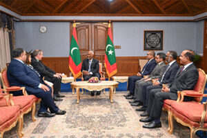 އިނގިރޭސިވިލާތުގެ އައު ސަފީރު، އެމަނިކުފާނުގެ ސަފީރުކަމުގެ ފަތްކޮޅު ރައީސުލްޖުމްހޫރިއްޔާއަށް އަރުވައިފި