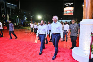 ފަޅުން ބައެއް ޝީޓް ޕައިލްކޮށްގެން، ކޮޅަކަށް ދެލޭން ހިމެނޭ ގޮތަށް ބޮޑުތަކުރުފާނު މަގު ތަރައްގީ ކުރަނީ