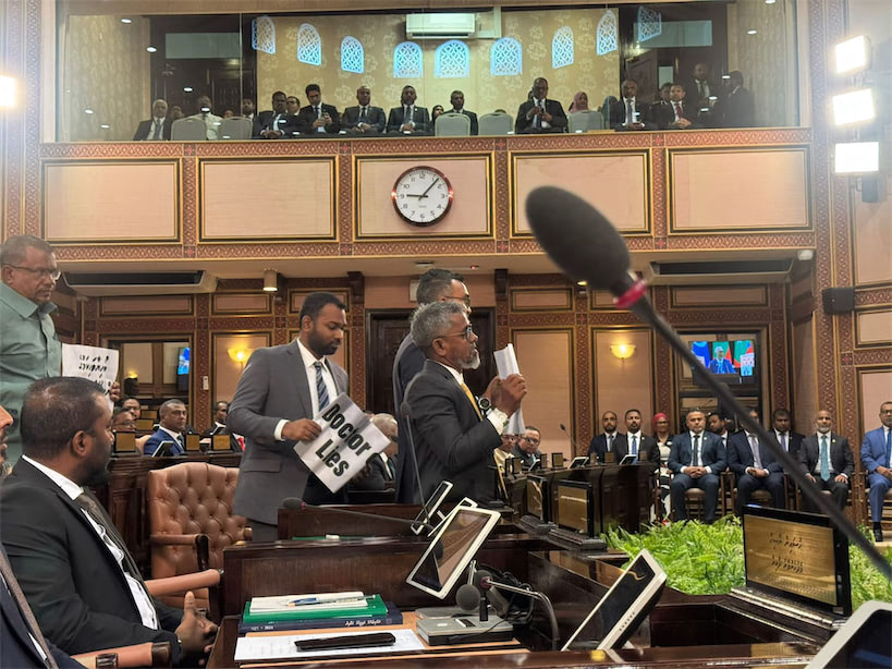 ރިޔާސީ ބަޔާން 2025: އެމްޑީޕީގެ މެމްބަރުން އިހުތިޖާޖު ކުރަން ފެށުމާއެކު، ނަން އިއްވާ ތަޅުމުން ބޭރަށް ނެރެވެންދެން ޖަލްސާ މެދުކަނޑާލައިފި