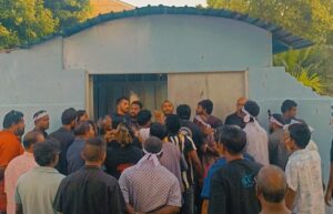 ހޮޅުދޫގައި މިއަދު ހިނގި މުޒާހިރާގައި ޕެޕަރސްޕްރޭ ޖަހައިގެން ހަތަރު މީހަކަށް ހޮސްޕިޓަލުން ފަރުވާ ދީފި