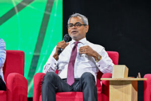 ސަރުކާރުން އަޅަމުންދާ ފިޔަވަޅުތަކުގެ ސަބަބުން ބްލެކް މާކެޓުގައި ޑޮލަރުގެ އަގު ދަނީ ދައްވަމުން: ޠާރިޤު