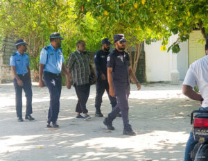 ކާފަ ދަރިއަކަށް ޖިންސީ ގޯނާ ކޮށްގެން ހުކުމް ތަންފީޒު ކުރަމުން ދިޔަ މީހާ ޖަލުގައި ނިޔާވެއްޖެ
