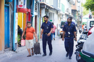 މާލޭގެ 4 ކެފޭއެއް ބަލައި ފާސްކޮށް، ޞައްޙަ ވިސާ ނެތި މަސައްކަތްކުރަމުންދިޔަ 3 ބިދޭސީއަކު އަތުލައިގެންފި
