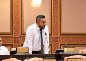 ގޮނޑި ގެއްލިދާނެކަމުގެ ބިރު ހީވެފައި ވަނިކޮށް، މެމްބަރު ސިނާން ދަރަނިން ބައެއް ދައްކައިފި