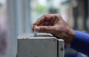 ރޯދަ މަހުގެ ދުވާލު ސިނގިރެޓް ބޯން މަސައްކަތްކުރި މީހަކު ޕޮލިސް ސްޓޭޝަނަށް ގެއްލުންދިނުމުގެ ތުހުމަތުގައި ހައްޔަރުކޮށްފި