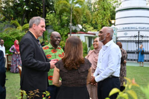 ރާއްޖެއިންބޭރުގެ ޑިޕްލޮމެޓުންނަށް ރައީސުލްޖުމްހޫރިއްޔާގެ ދެކަނބަލުން ރޯދަވީއްލުމެއް ދެއްވައިފި