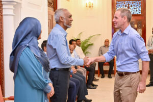 ޢީދުގެ ތަހުނިޔާ ވިދާޅުވުމަށް ވަޑައިގެންނެވި ބޭފުޅުންނާ ރައީސުލްޖުމްހޫރިއްޔާގެ ދެކަނބަލުން ބައްދަލުކުރައްވައި، ޢީދު ސަލާން ކުރައްވައިފި