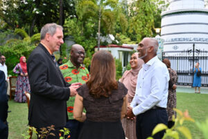 އިނގިރޭސި ސަފީރު ވިދާޅުވަނީ ހަސަން ކުރުސީގެ އެކައުންޓުން ހެދީ ދޮގުކަމަށް