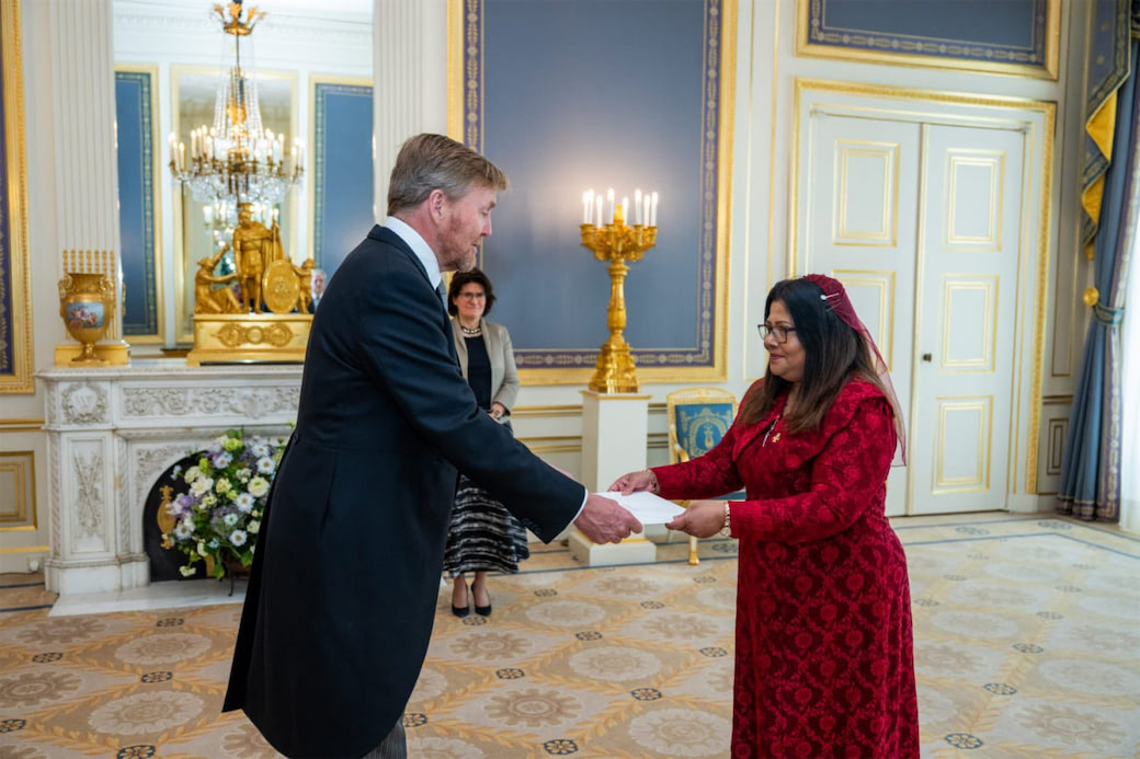 ދިވެހިރާއްޖޭގެ ނޮން-ރެސިޑެންޓް ސަފީރު ނެދަލަންޑްސްގެ ރަސްގެފާނަށް ފަތްކޮޅު އަރުވައިފި