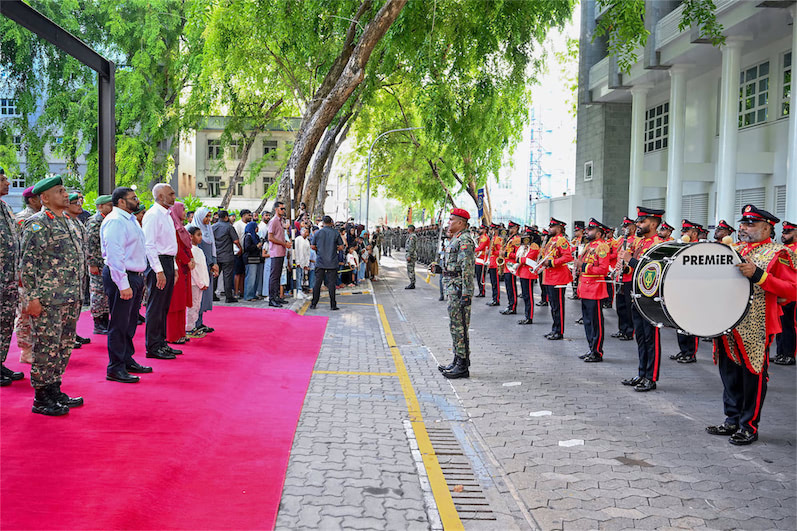 ސިފައިންގެ 133 ވަނަ އަހަރީދުވަހުގެ މުނާސަބަތުގައި ބޭއްވި މަގުމަތީ ހިނގާލުން ރައީސްގެ ދެކަނބަލުން ބައްލަވާލައްވައިފި