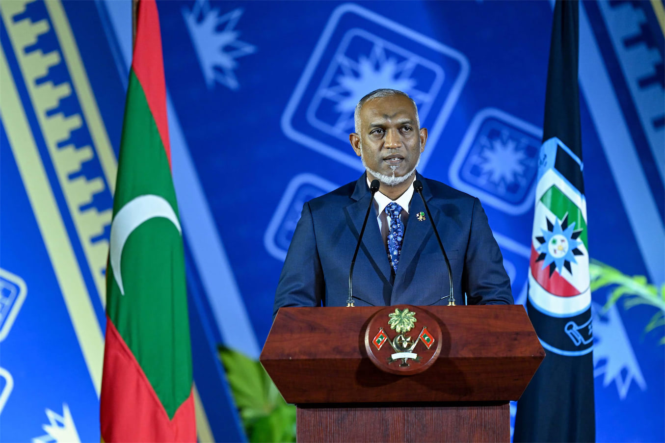 ފުލުހުންގެ މުއައްސަސާއަށް އޮންނަ އިތުބާރު ދެމެެހެއްޓުމަށް، ދެފުށް ފެންނަ ގޮތެއްގައި އަވަހަށް މަޢުލޫމާތު ޙިއްޞާކުރެއްވުމަށް ރައީސް އެދިވަޑައިގެންފި