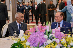 މެލޭޝިއާގެ ބޮޑުވަޒީރު ދެއްވި ރަސްމީ ފަރިއްކޮޅުގައި ރައީސް ބައިވެރިވެވަޑައިގެންފި