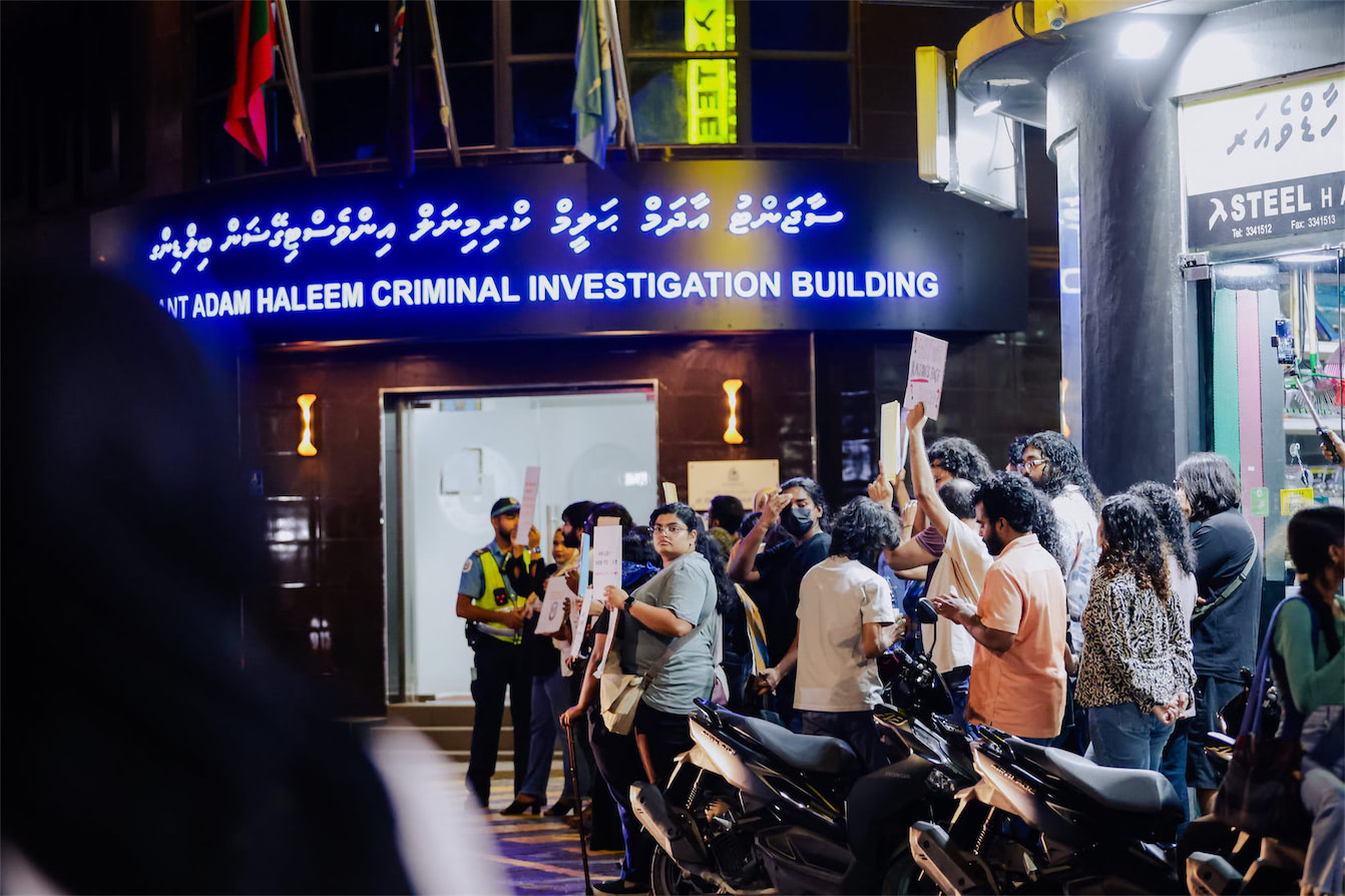 ގުދަނެއްގެ ފުރާޅުމައްޗަށް ވެއްޓުނު ޔުމްނުއަށް އިންސާފު ހޯދައިދިނުމަށް ގޮވާލާ ގިނަ އަދަދެއްގެ ޒުވާނުން މުޒާހިރާ ކޮށްފި