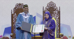 ރައީސް މުޢިއްޒަށް އައިއައިޔޫއެމްއިން އޮނަރަރީ ޑޮކްޓަރޭޓްގެ ޝަރަފް އަރުވައިފި