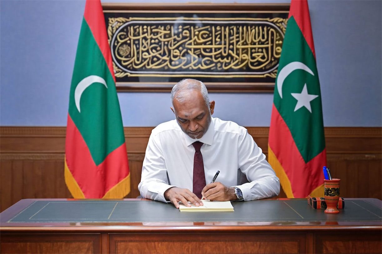 އިދާރީ ދާއިރާތައް ލާމަރުކަޒީ އުޞޫލުން ހިންގުމުގެ ޤާނޫނަށް 15 ވަނަ އިޞްލާޙު ގެނައުމުގެ ބިލު ތަޞްދީޤުކުރައްވައިފި